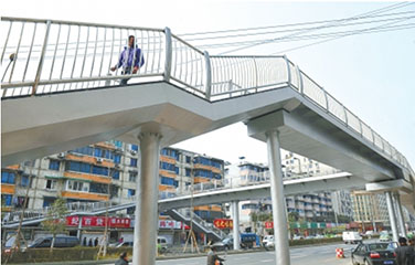 龍湖(hú)地(dì)産世紀城(chéng)項目人(rén)行天橋工(gōng)程